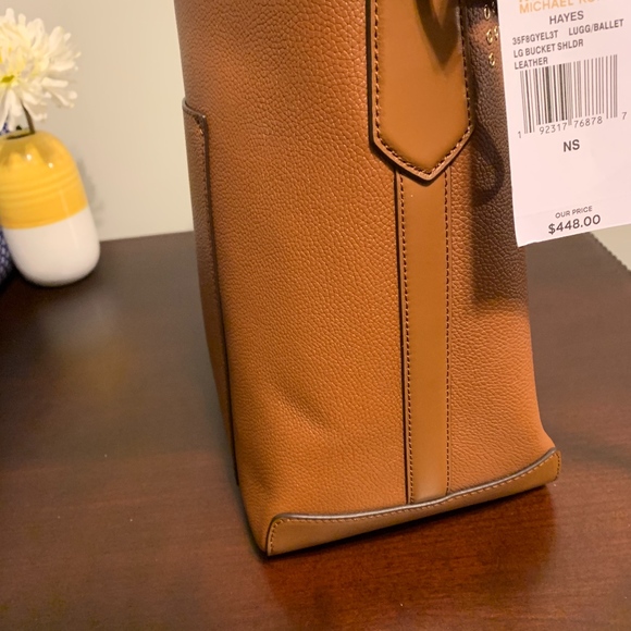 NWT MICHAEL KORS HAYES LARGE BUCKET SHOULDER BAG - Picture 3 of 6